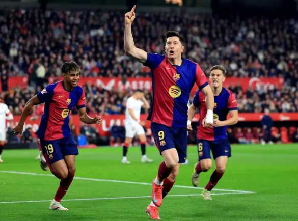 Il Barcellona ha battuto il Siviglia 4-1, inseguendo il Real Madrid